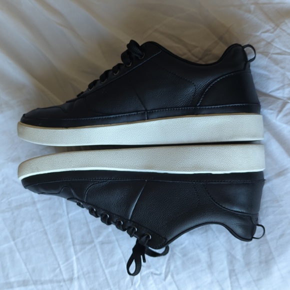 Vionic Elise Women's Black Leather Sneakers With Metallic Silver Tongue - Picture 4 of 11